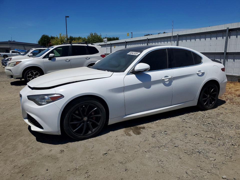 58842636 :رقم المزاد ، ZARFAEBNXH7556175 vin ، 2017 Alfa Romeo Giulia مزاد بيع