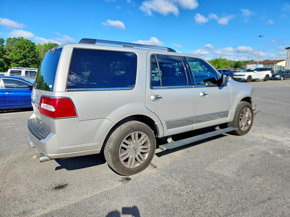 56190636 :رقم المزاد ، 5LMFU28527LJ05697 vin ، 2007 Lincoln Navigator مزاد بيع