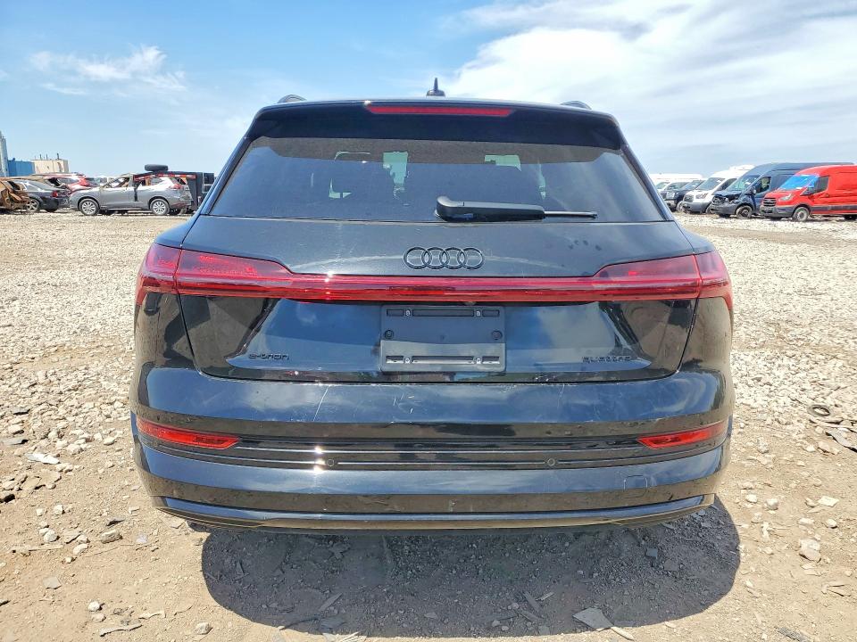 55418576 :رقم المزاد ، WA1LAAGE6NB009910 vin ، 2022 Audi E-tron مزاد بيع