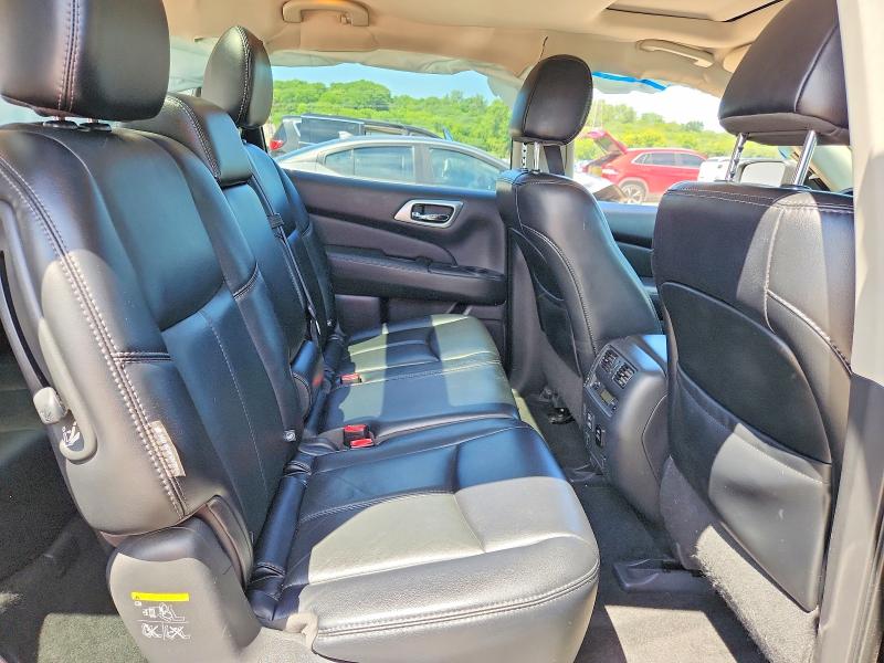 58546806 :رقم المزاد ، 5N1DR2MN8JC665748 vin ، 2018 Nissan Pathfinder مزاد بيع