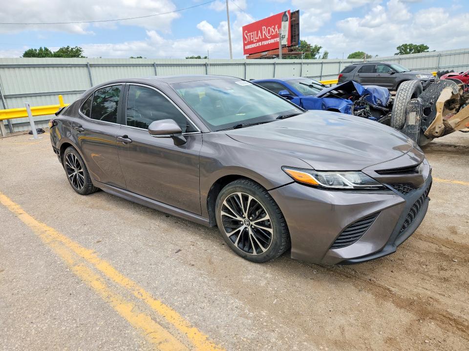 56925686 :رقم المزاد ، 4T1B11HK0JU139973 vin ، 2018 Toyota Camry مزاد بيع