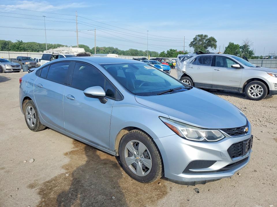 56238916 :رقم المزاد ، 1G1BC5SM8J7155667 vin ، 2018 Chevrolet Cruze مزاد بيع