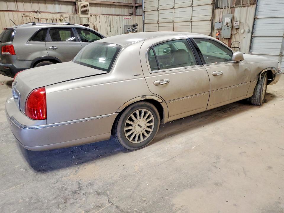 57718436 :رقم المزاد ، 1LNHM82W53Y628676 vin ، 2003 Lincoln Town Car مزاد بيع