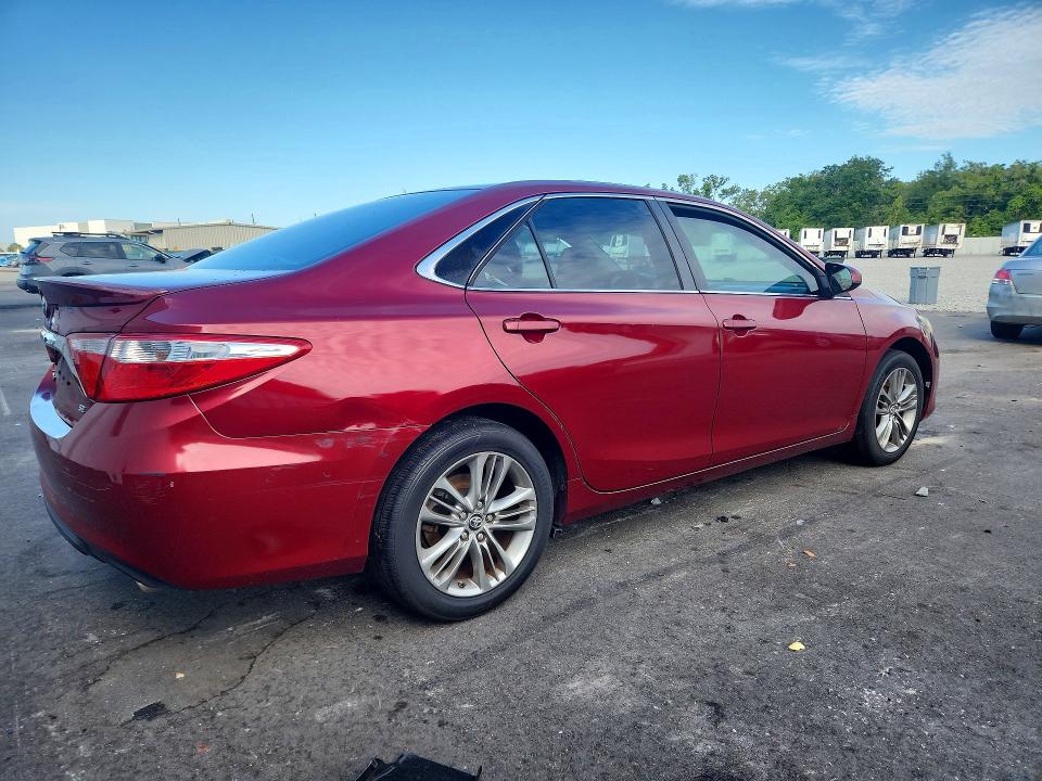 57233476 :رقم المزاد ، 4T1BF1FK3HU641875 vin ، 2017 Toyota Camry مزاد بيع