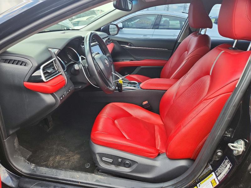 55829756 :رقم المزاد ، 4T1B61HK8JU562947 vin ، 2018 Toyota Camry مزاد بيع