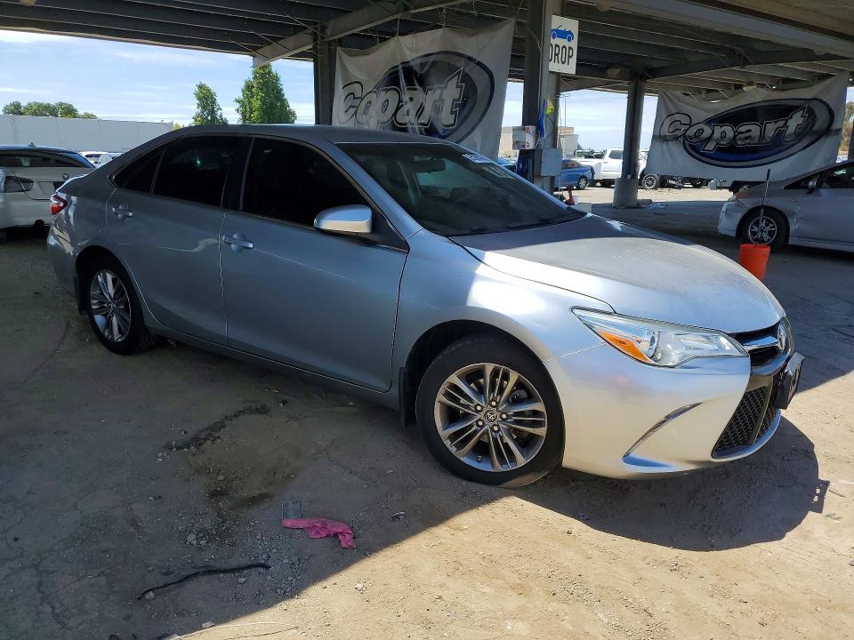 55939786 :رقم المزاد ، 4T1BF1FK9FU020962 vin ، 2015 Toyota Camry مزاد بيع