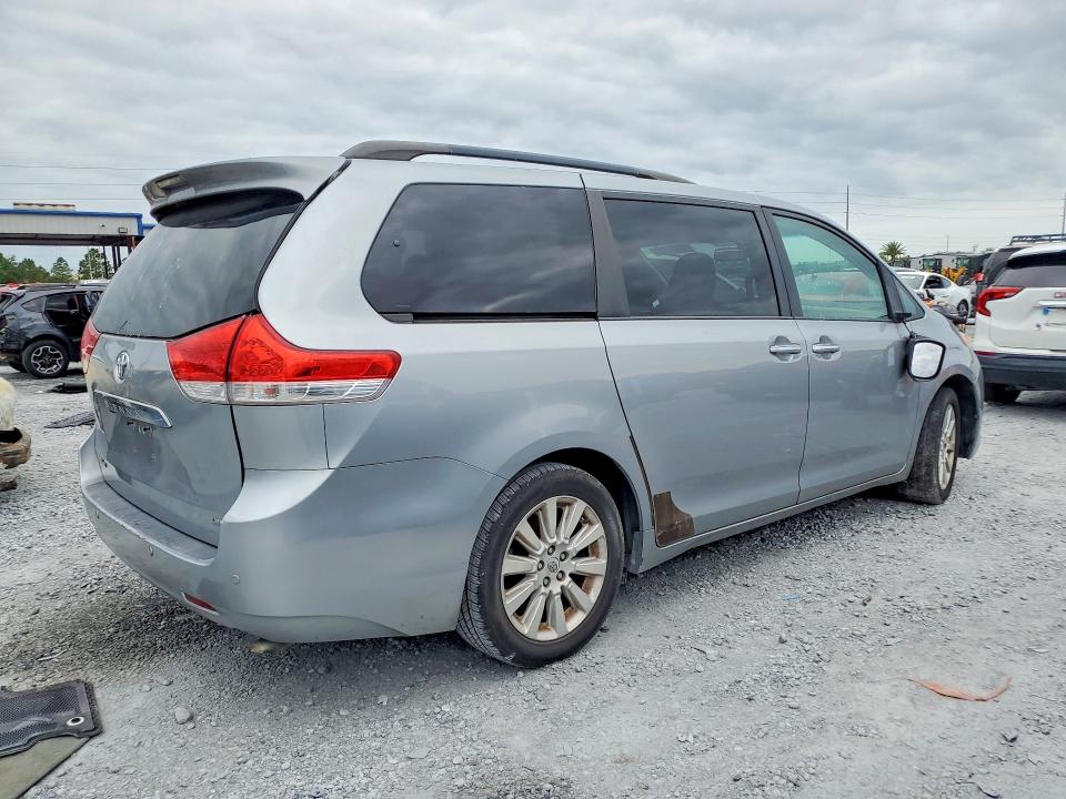 55916776 :رقم المزاد ، 5TDYK3DC6DS327007 vin ، 2013 Toyota Sienna مزاد بيع