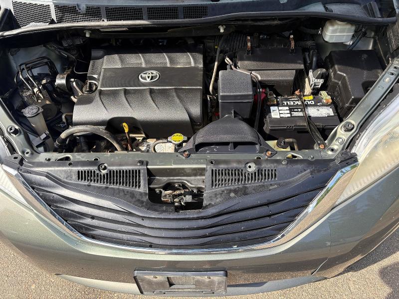 58598036 :رقم المزاد ، 5TDKK3DC8CS240357 vin ، 2012 Toyota Sienna مزاد بيع