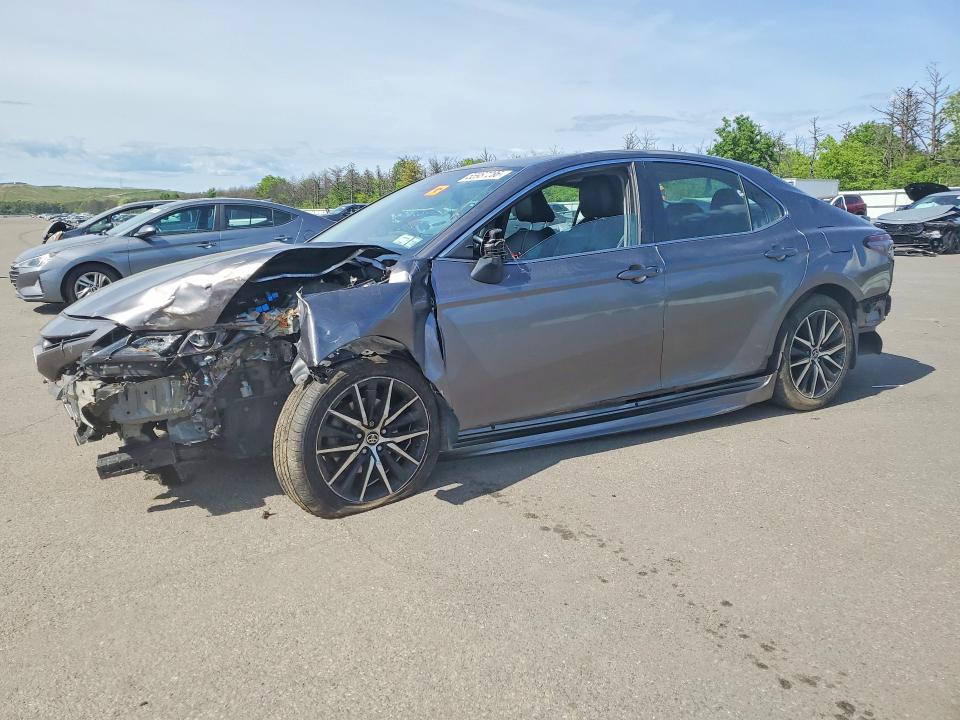 55987286 :رقم المزاد ، 4T1G11BK5MU028824 vin ، 2021 Toyota Camry مزاد بيع