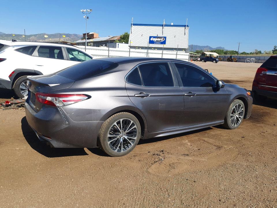 58267846 :رقم المزاد ، 4T1B11HK6JU649227 vin ، 2018 Toyota Camry مزاد بيع