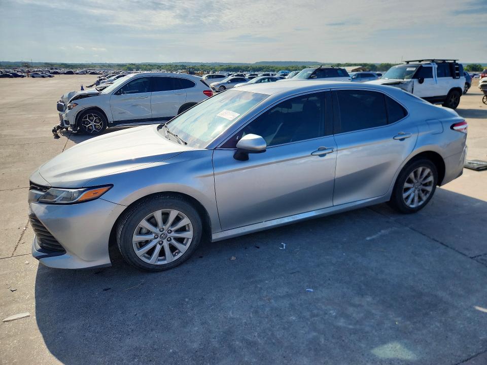 55918796 :رقم المزاد ، 4T1B11HKXJU131668 vin ، 2018 Toyota Camry مزاد بيع