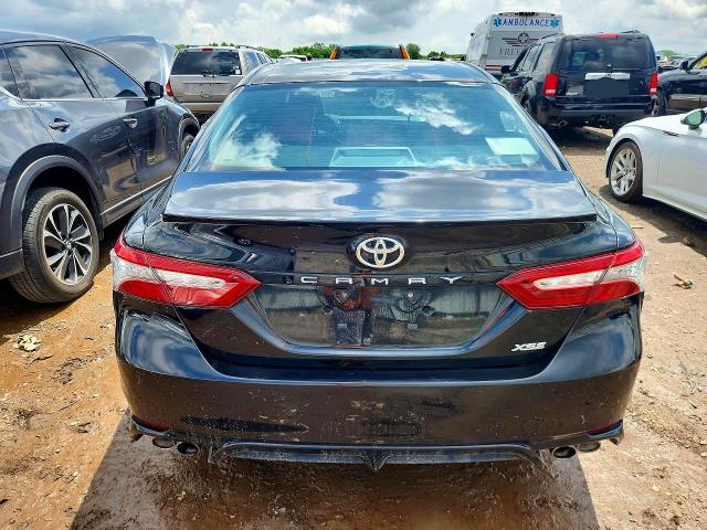 55829756 :رقم المزاد ، 4T1B61HK8JU562947 vin ، 2018 Toyota Camry مزاد بيع