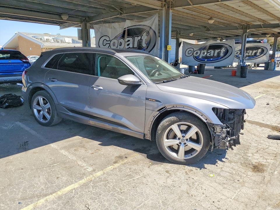 56361026 :رقم المزاد ، WA1LAAGE4KB005916 vin ، 2019 Audi E-tron مزاد بيع