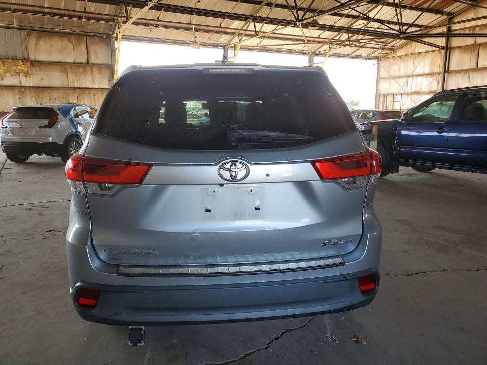 2018 Toyota Highlander მანქანა იყიდება აუქციონზე, vin: 5TDJZRFH4JS898094, აუქციონის ნომერი: 55470606