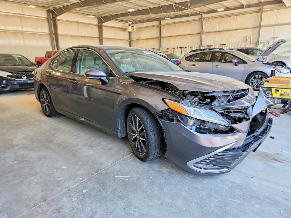 58885886 :رقم المزاد ، 4T1F31AK3NU572067 vin ، 2022 Toyota Camry مزاد بيع