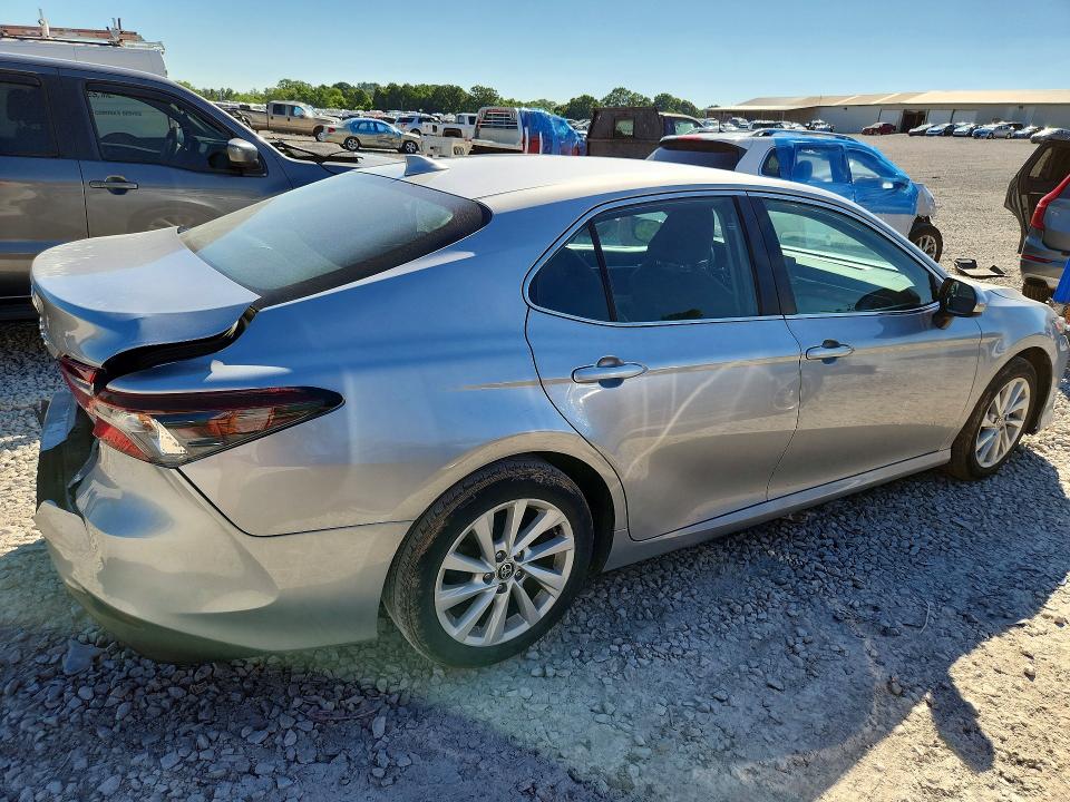 54461906 :رقم المزاد ، 4T1C11AK7NU676229 vin ، 2022 Toyota Camry مزاد بيع