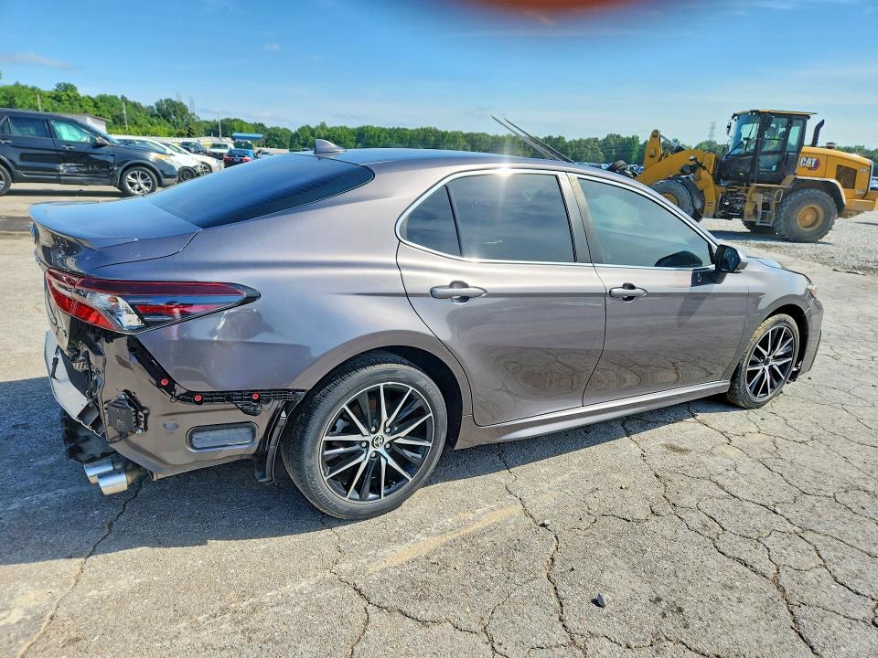 58608526 :رقم المزاد ، 4T1T11AK4NU625996 vin ، 2022 Toyota Camry مزاد بيع