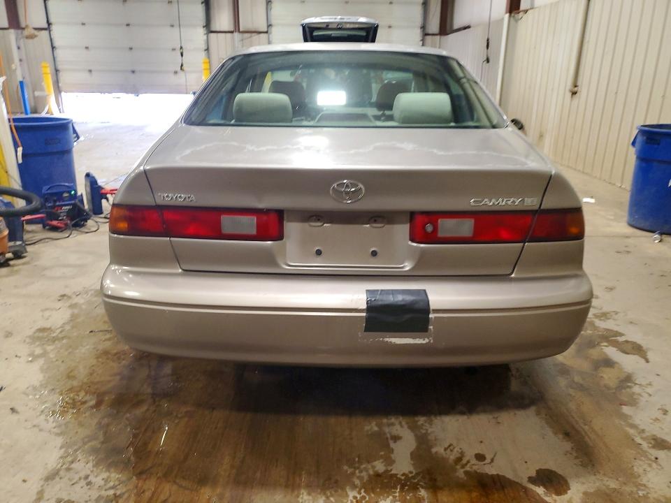 56448976 :رقم المزاد ، 4T1BG22K1XU415373 vin ، 1999 Toyota Camry مزاد بيع