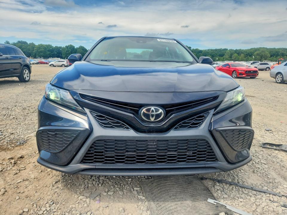 57116916 :رقم المزاد ، 4T1G11AK9MU570607 vin ، 2021 Toyota Camry مزاد بيع