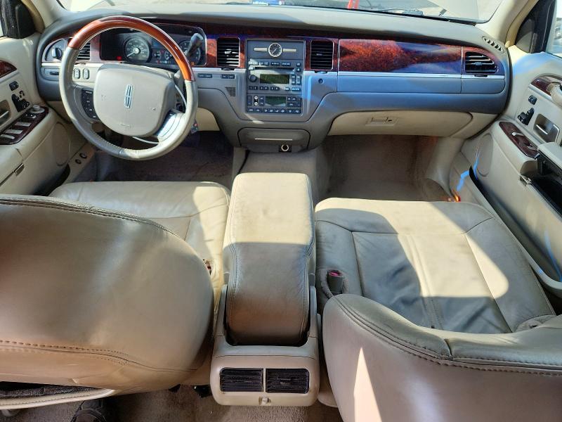 2011 Lincoln Town Car მანქანა იყიდება აუქციონზე, vin: 2LNBL8CVXBX761026, აუქციონის ნომერი: 57011476