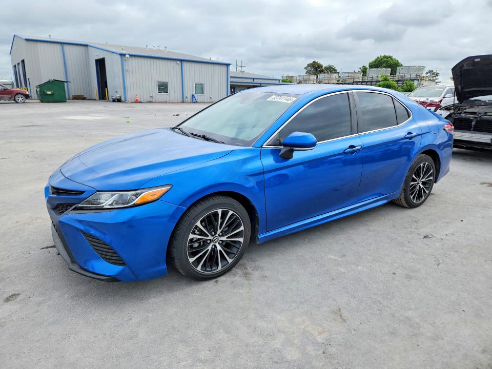 53741146 :رقم المزاد ، 4T1B11HK9JU074685 vin ، 2018 Toyota Camry مزاد بيع