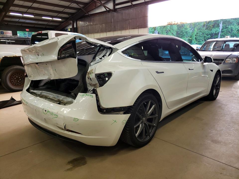 56214226 :رقم المزاد ، 5YJ3E1EA0JF051247 vin ، 2018 Tesla Model 3 مزاد بيع