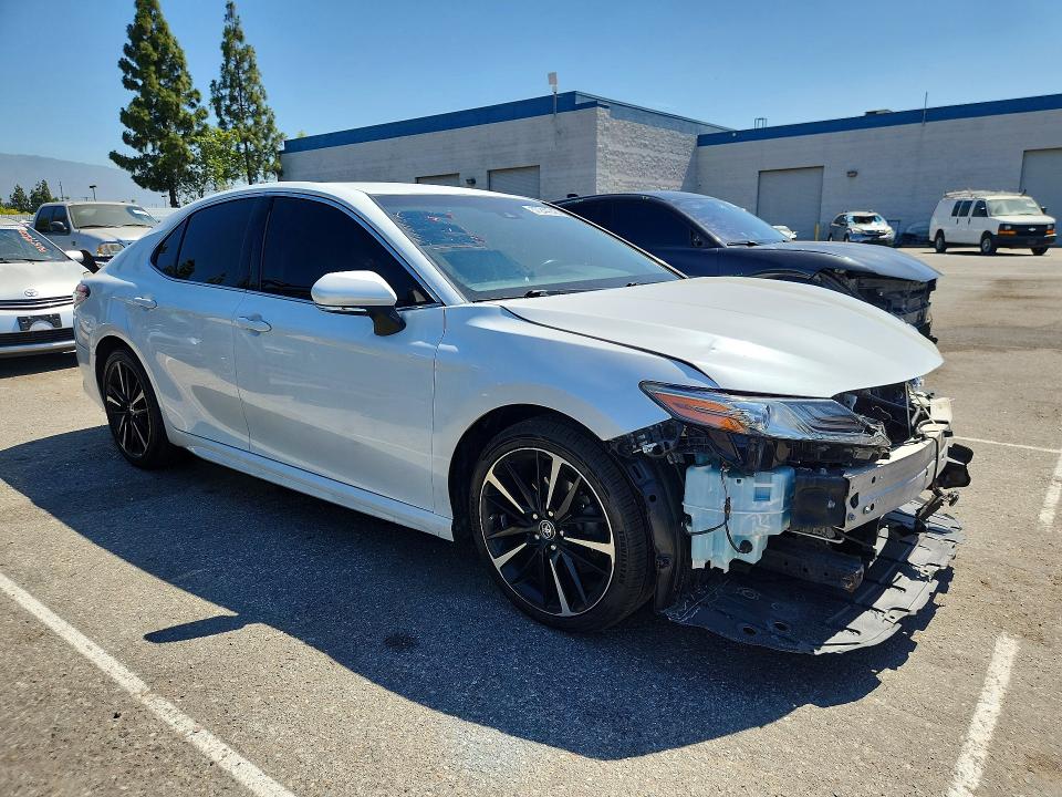 57244746 :رقم المزاد ، 4T1B61HK5JU053088 vin ، 2018 Toyota Camry مزاد بيع