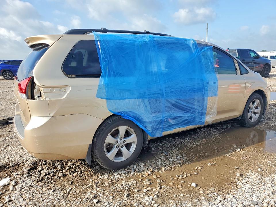 57754616 :رقم المزاد ، 5TDKK3DC4BS005968 vin ، 2011 Toyota Sienna مزاد بيع
