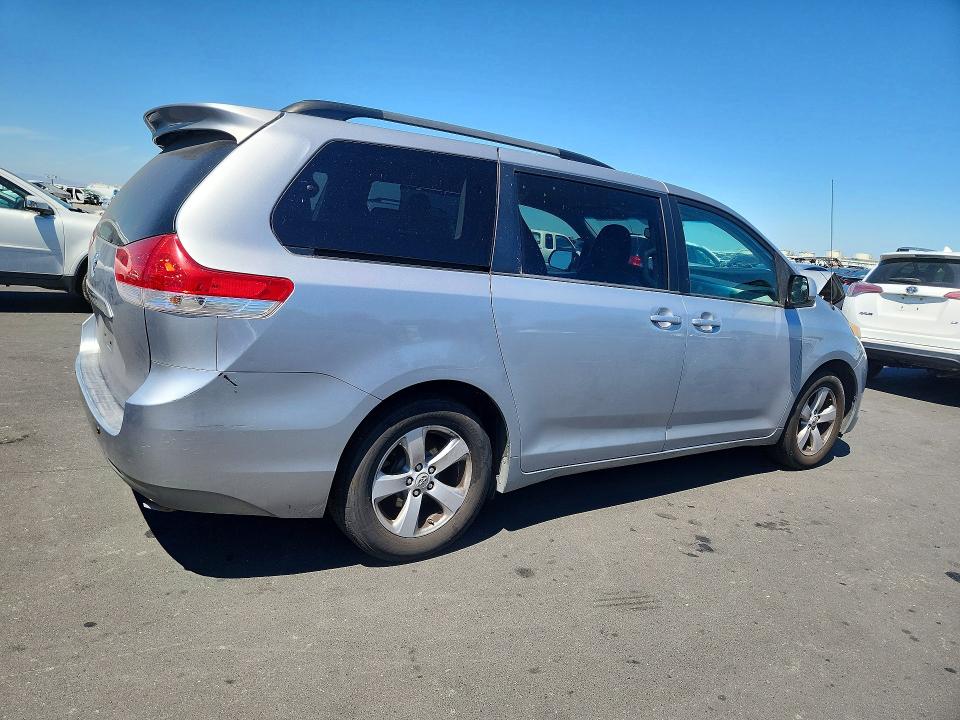 59128456 :رقم المزاد ، 5TDKK3DC0CS188576 vin ، 2012 Toyota Sienna مزاد بيع