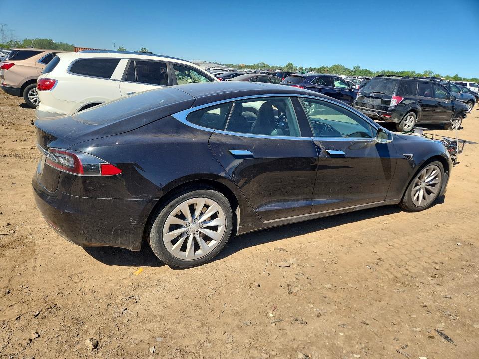 55813746 :رقم المزاد ، 5YJSA1E26HF197016 vin ، 2017 Tesla Model S مزاد بيع