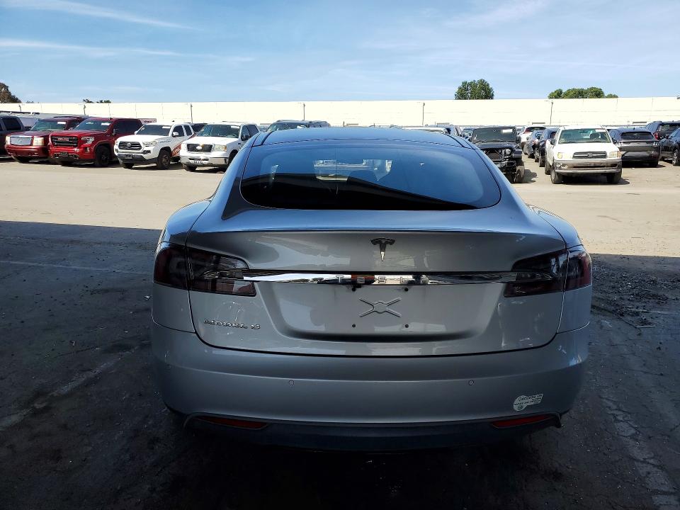 56377926 :رقم المزاد ، 5YJSA1E16FF116097 vin ، 2015 Tesla Model S مزاد بيع