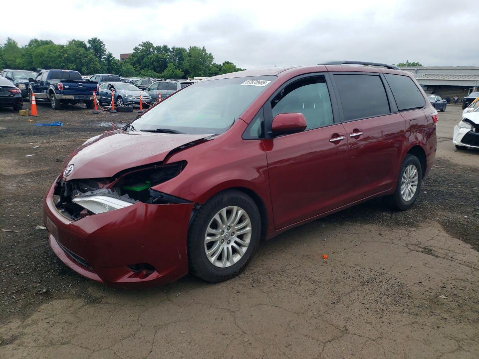 Auction sale of the 2017 Toyota Sienna, vin: 5TDYZ3DC6HS859973, lot number: 57678986