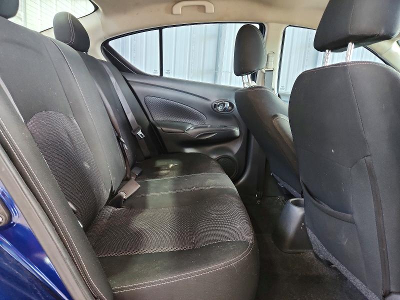 55820196 :رقم المزاد ، 3N1CN7AP7JL833627 vin ، 2018 Nissan Versa مزاد بيع