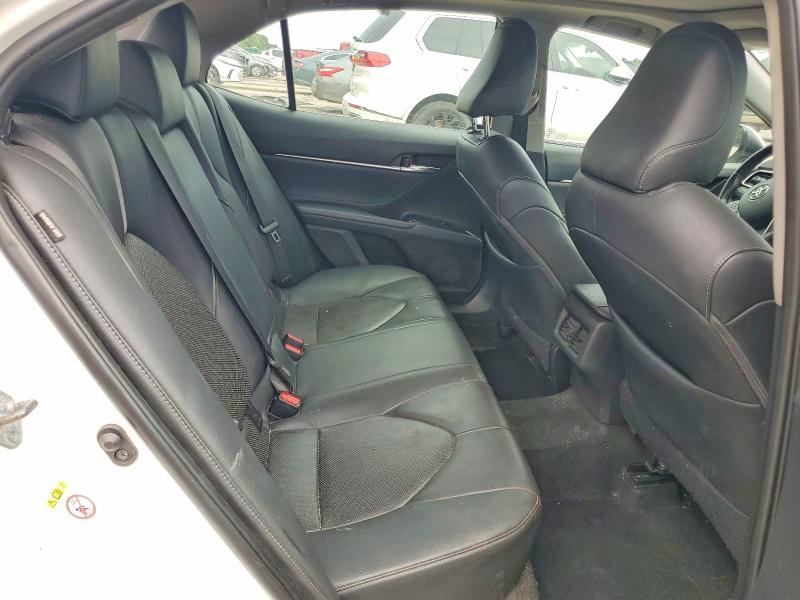 55359756 :رقم المزاد ، 4T1B61HK4JU025153 vin ، 2018 Toyota Camry مزاد بيع