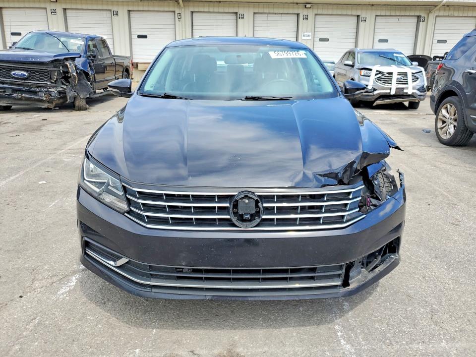 56799726 :رقم المزاد ، 1VWBT7A30HC016577 vin ، 2017 Volkswagen Passat مزاد بيع