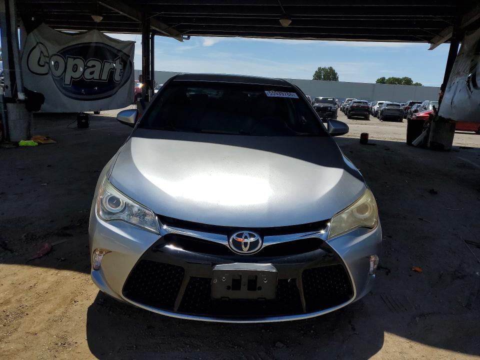 55939786 :رقم المزاد ، 4T1BF1FK9FU020962 vin ، 2015 Toyota Camry مزاد بيع