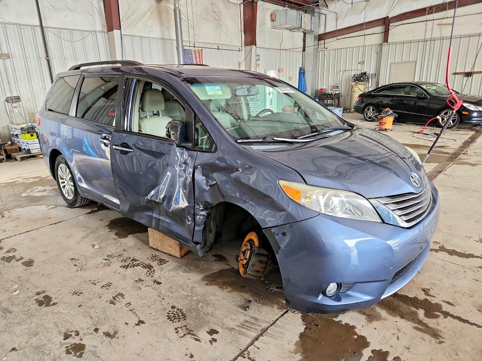 2015 Toyota Sienna მანქანა იყიდება აუქციონზე, vin: 5TDYK3DC9FS599490, აუქციონის ნომერი: 58578556
