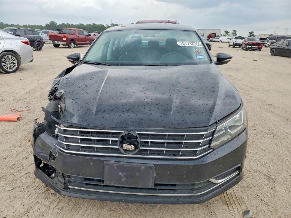 57713366 :رقم المزاد ، 1VWBT7A33HC015536 vin ، 2017 Volkswagen Passat مزاد بيع