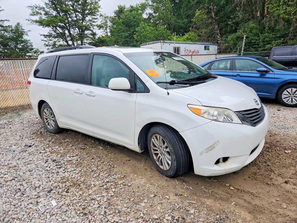 57367086 :رقم المزاد ، 5TDYK3DC2DS382540 vin ، 2013 Toyota Sienna مزاد بيع