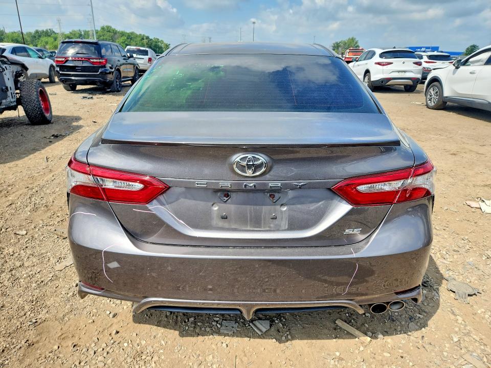 59283656 :رقم المزاد ، 4T1B11HKXJU081662 vin ، 2018 Toyota Camry مزاد بيع