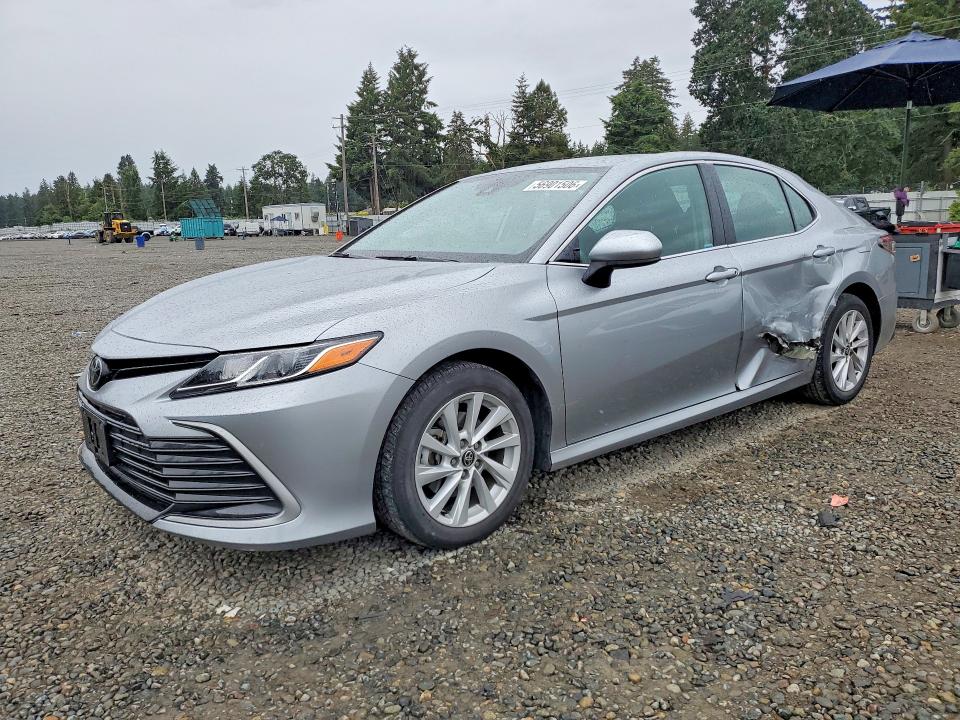56901506 :رقم المزاد ، 4T1C11AK7NU636720 vin ، 2022 Toyota Camry مزاد بيع
