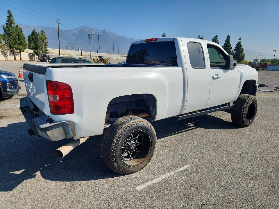 58629906 :رقم المزاد ، 1GC2KXC84BZ437558 vin ، 2011 Chev Silverado مزاد بيع