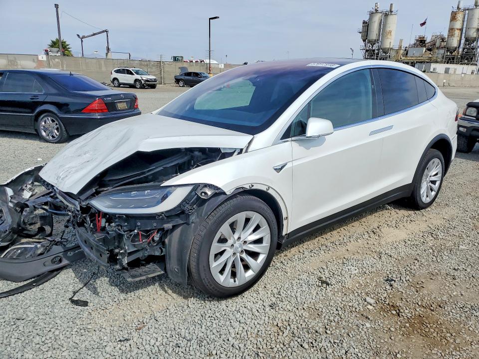 57017916 :رقم المزاد ، 5YJXCBE27HF070152 vin ، 2017 Tesla Model X مزاد بيع