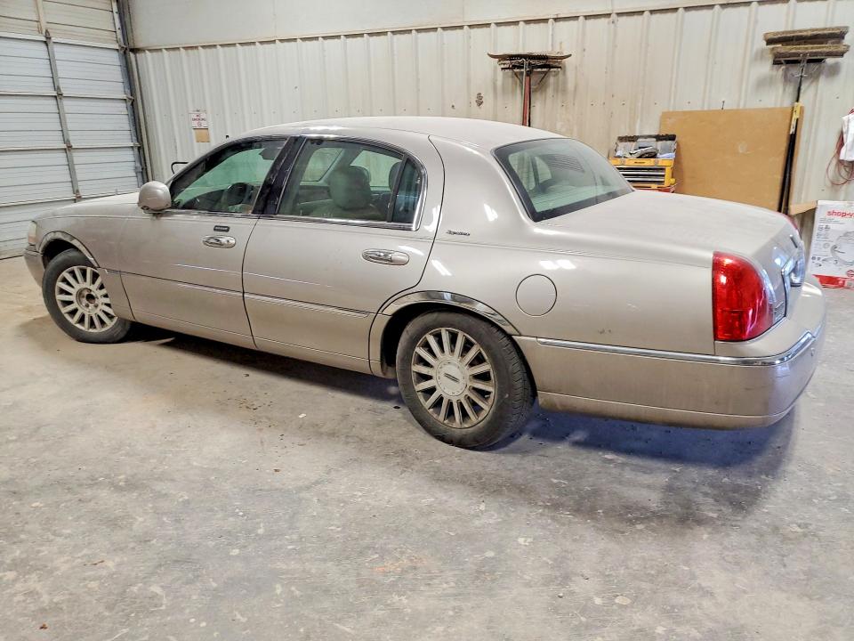 57718436 :رقم المزاد ، 1LNHM82W53Y628676 vin ، 2003 Lincoln Town Car مزاد بيع