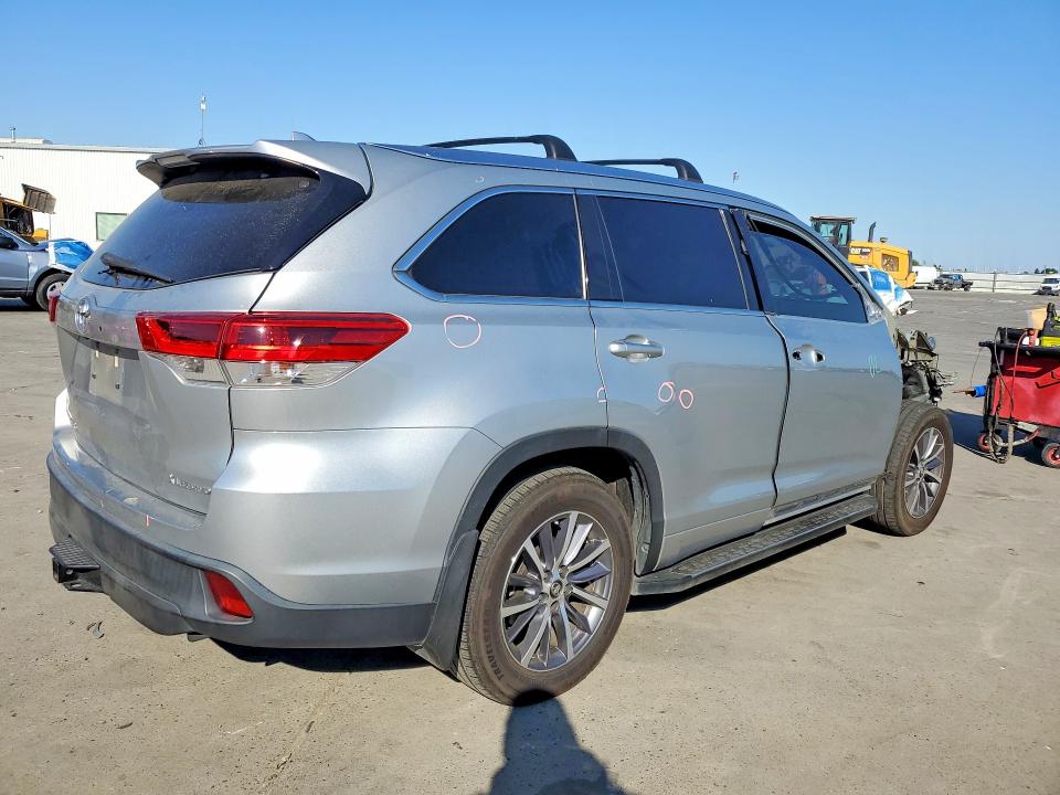 57213336 :رقم المزاد ، 5TDJZRFH8HS511346 vin ، 2017 Toyota Highlander مزاد بيع