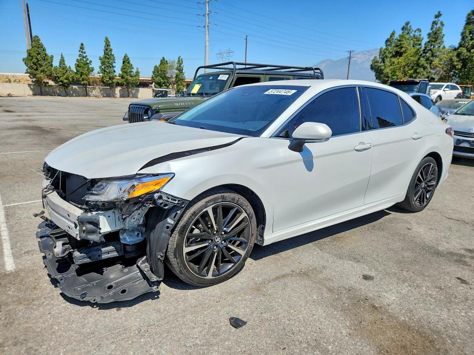 57244746 :رقم المزاد ، 4T1B61HK5JU053088 vin ، 2018 Toyota Camry مزاد بيع