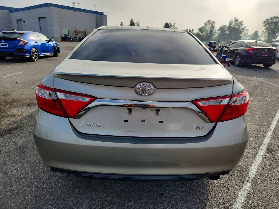 55887536 :رقم المزاد ، 4T1BF1FK6HU801957 vin ، 2017 Toyota Camry مزاد بيع