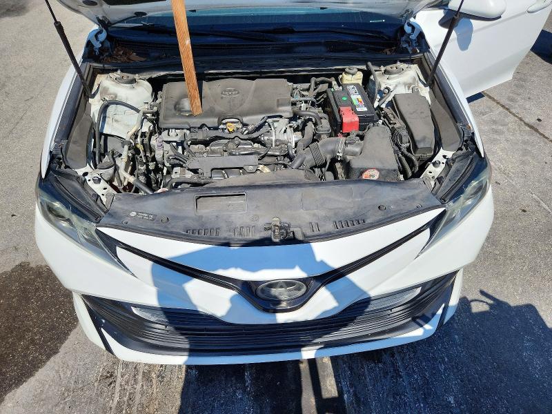 57261396 :رقم المزاد ، 4T1B11HK3JU050432 vin ، 2018 Toyota Camry مزاد بيع