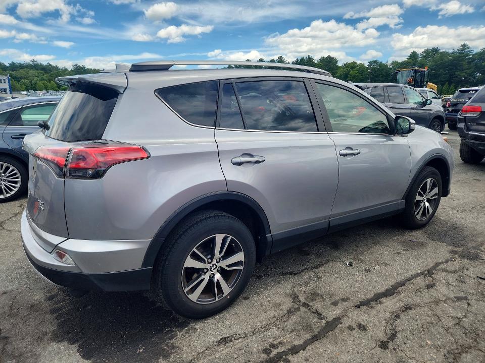 57467046 :رقم المزاد ، JTMRFREV0JD235295 vin ، 2018 Toyota Rav4 مزاد بيع