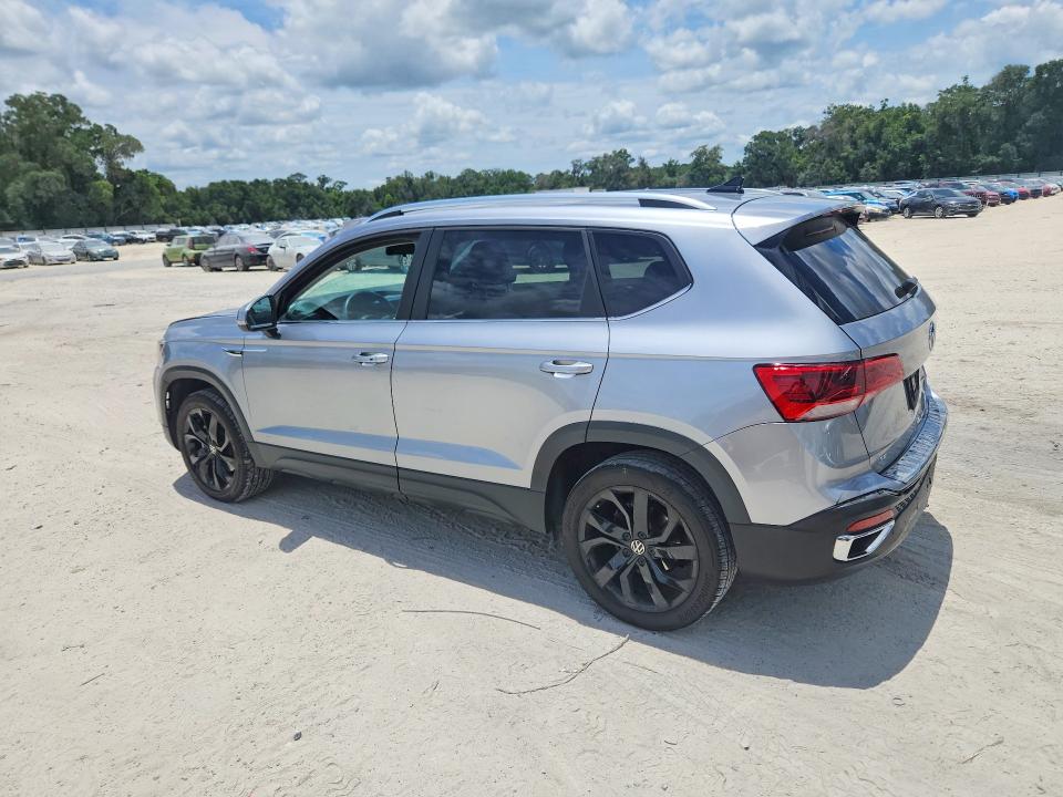 56813136 :رقم المزاد ، 3VVTX7B25NM063844 vin ، 2022 Volkswagen Taos مزاد بيع